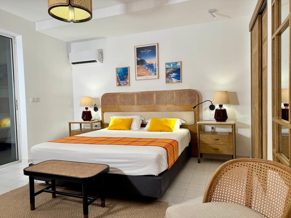 Shower, Toilet, Bed, Nightclub / DJ, TV and multimedia, Photo of the whole room, Seating area, Bedroom, Pool view, Supermarket/grocery shop, Swimming pool, Swimming pool, Breakfast, Sunset, hair dryier, safe, towels, towels, air conditioner