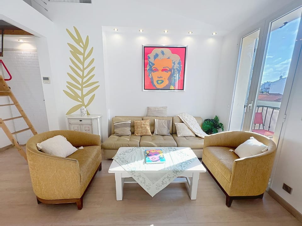 Living room, Seating area