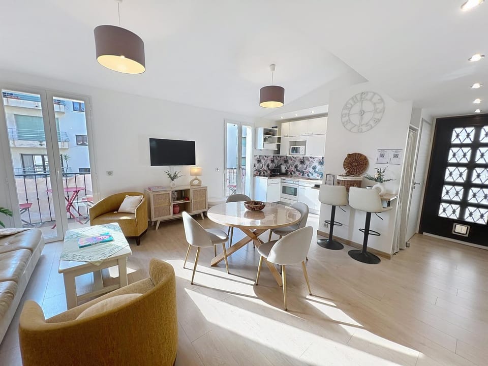 Living room, Dining area