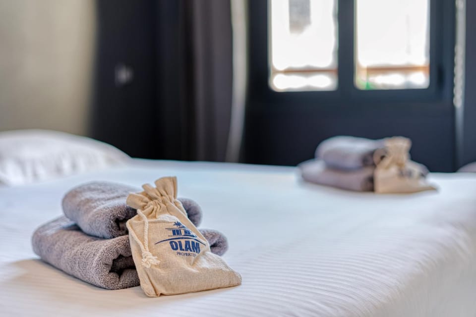 Bed, towels