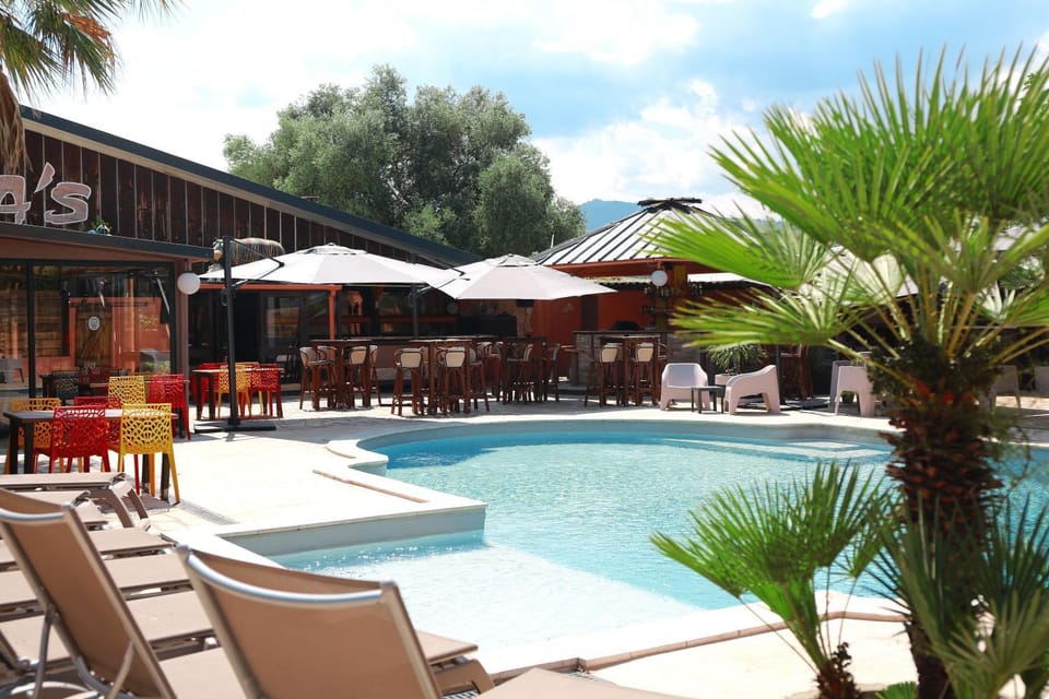 Restaurant/places to eat, Swimming pool, Breakfast