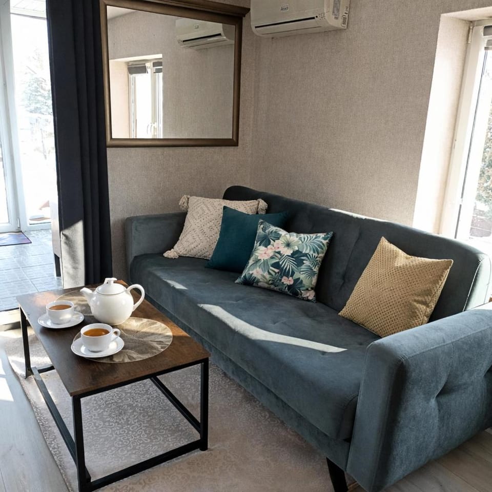 Coffee/tea facilities, Living room, Seating area, air conditioner