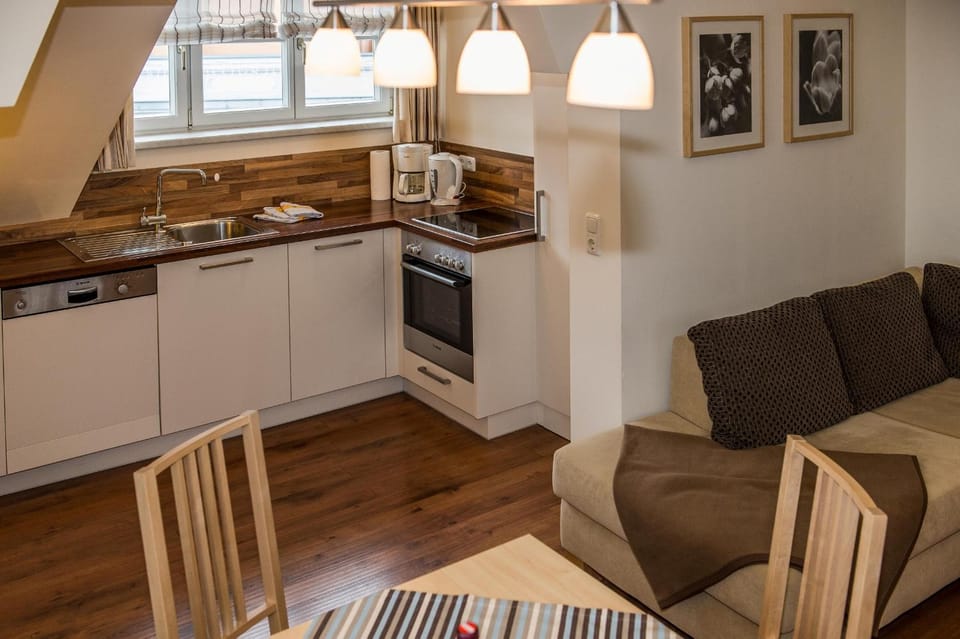Kitchen or kitchenette, Decorative detail, Dining area