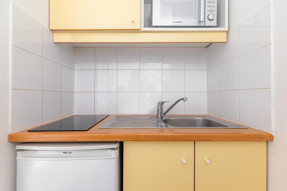 Kitchen or kitchenette, microwave, stove
