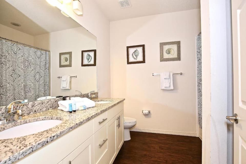 Great townhouse in great luxurious community, poolgym Close to Disney! House in Four Corners