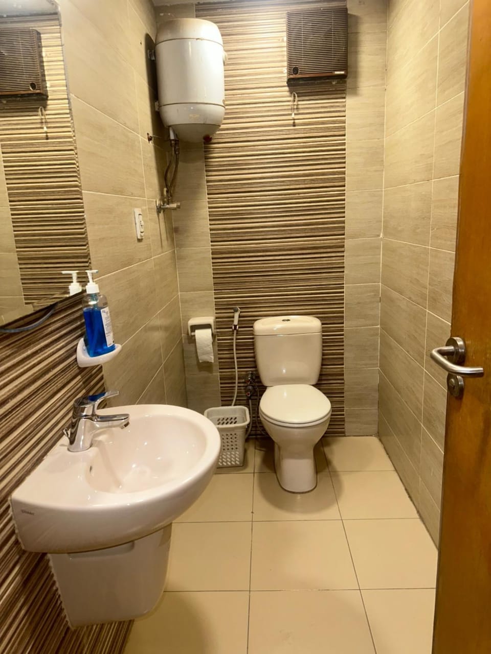 Toilet, Bathroom, towels