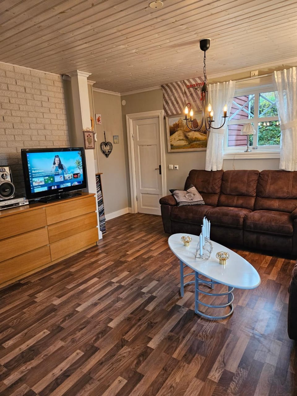 Communal lounge/ TV room, TV and multimedia, Living room, Seating area, Evening entertainment