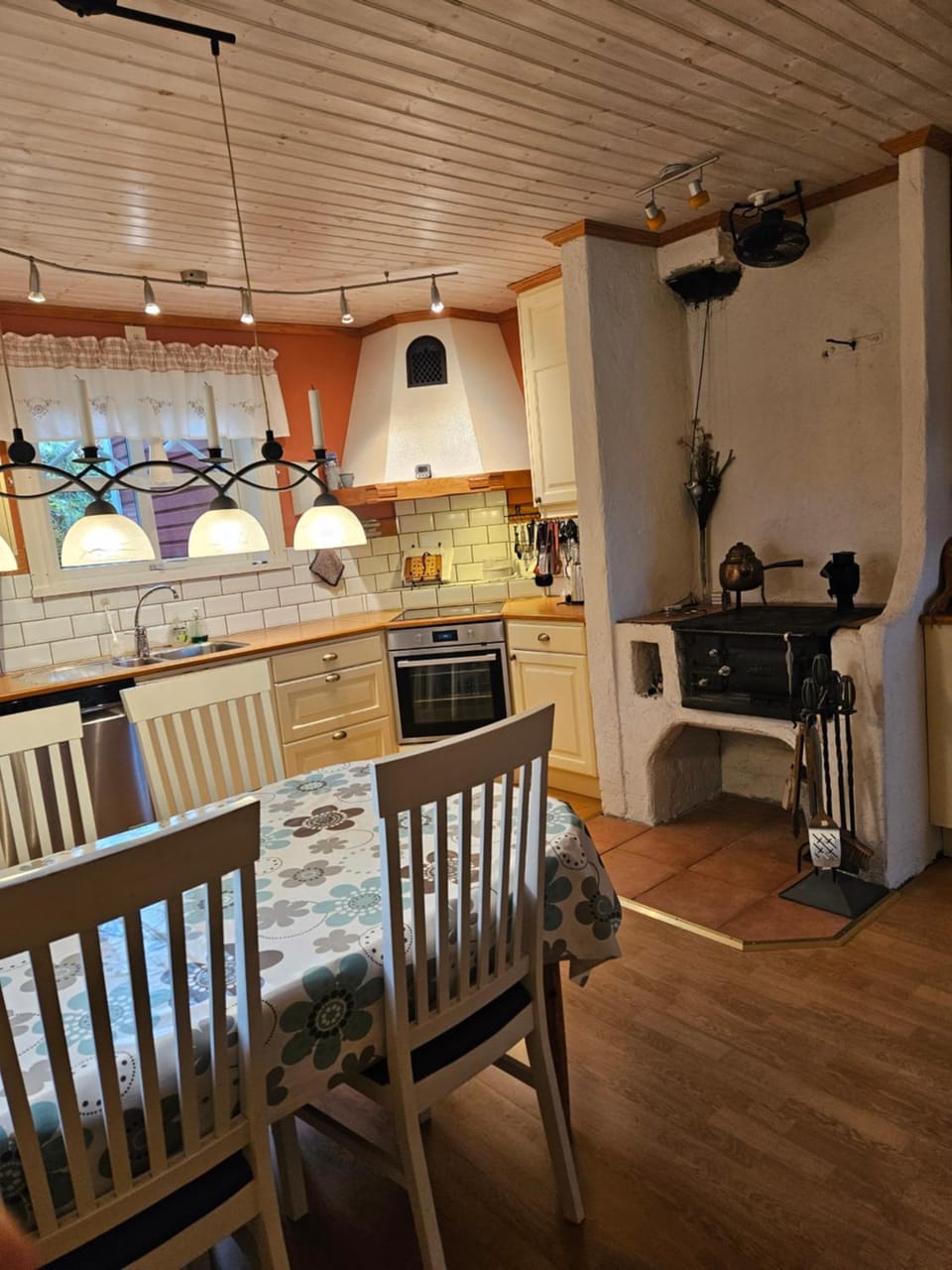 Kitchen or kitchenette, Living room, Seating area, Dining area, pet friendly, stove