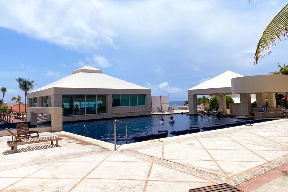 Restaurant/places to eat, Swimming pool