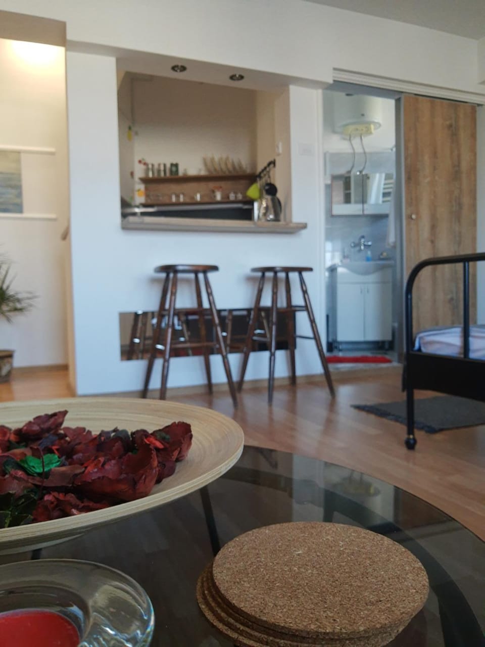 Coffee/tea facilities, Kitchen or kitchenette, Living room, Seating area, Dining area