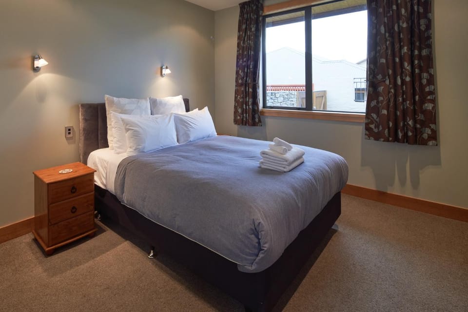 Bedroom, Mountain view