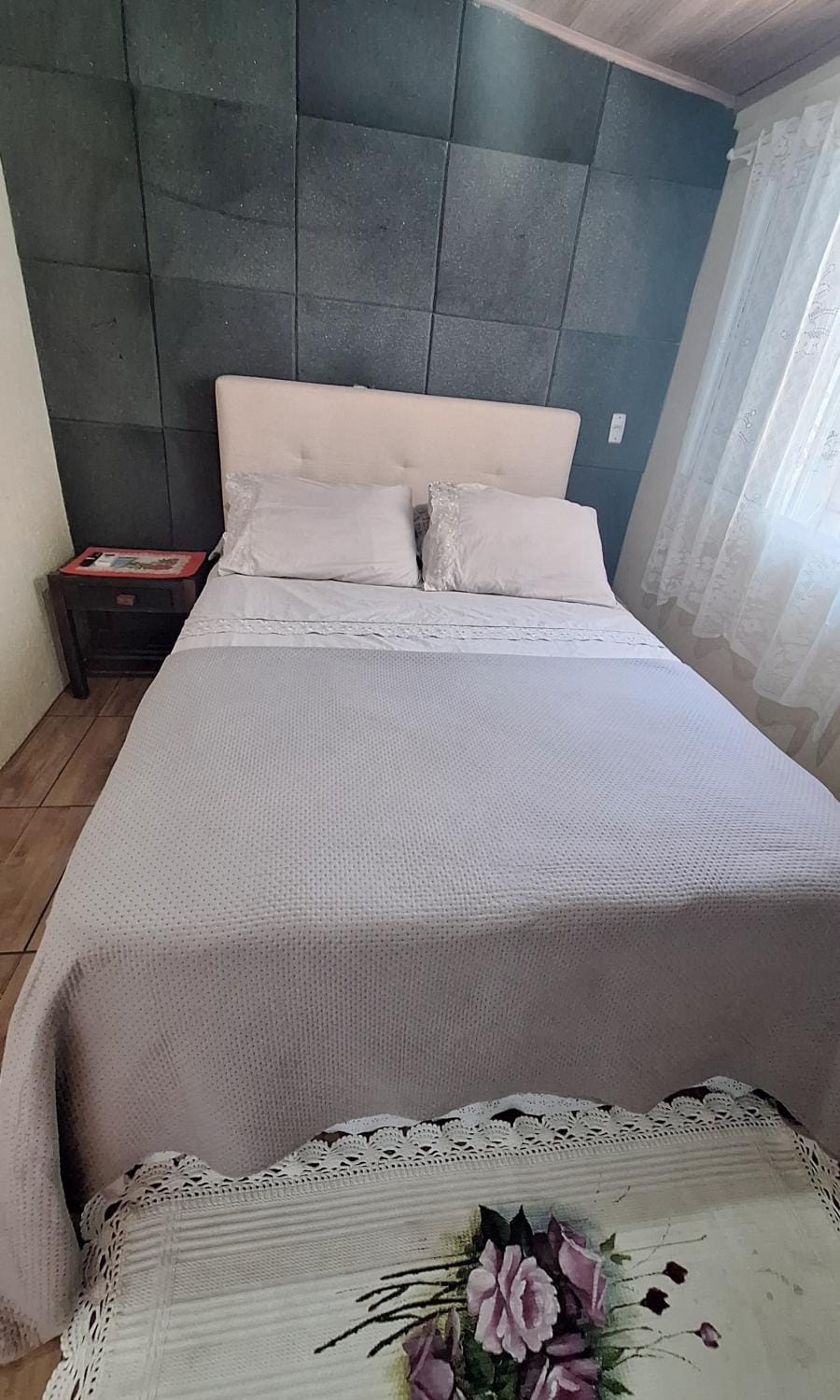 KITNET k1 em TORRES-RS - Na mais bela praia Gaúcha - 2 quartos - Frigobar - micro-ondas - banheiro - ar condicionado split - TV smart 32' - Wi-Fi - Anfitriã Superhost no BnB Apartment in State of Santa Catarina
