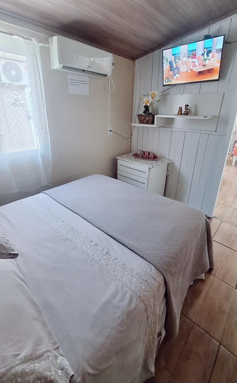 KITNET k1 em TORRES-RS - Na mais bela praia Gaúcha - 2 quartos - Frigobar - micro-ondas - banheiro - ar condicionado split - TV smart 32' - Wi-Fi - Anfitriã Superhost no BnB Apartment in State of Santa Catarina