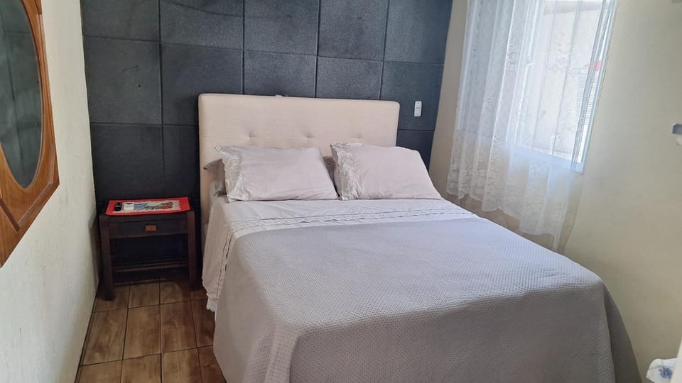 KITNET k1 em TORRES-RS - Na mais bela praia Gaúcha - 2 quartos - Frigobar - micro-ondas - banheiro - ar condicionado split - TV smart 32' - Wi-Fi - Anfitriã Superhost no BnB Apartment in State of Santa Catarina