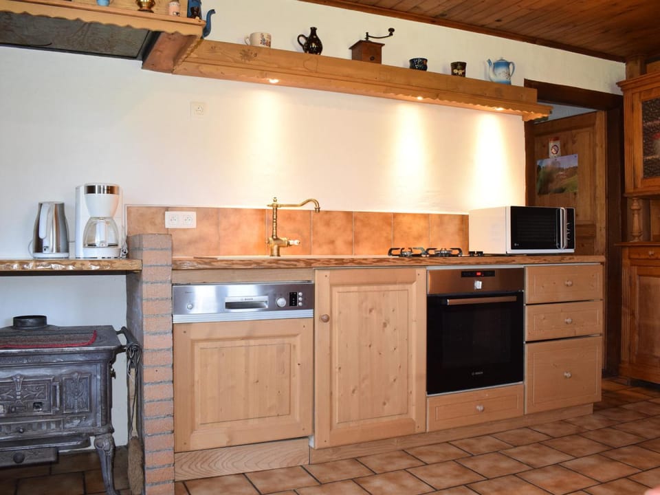 Chalet Savoyard en Bordure des Pistes avec Liaison Facile vers le Centre de Morzine - FR-1-524-11 Chalet in Morzine