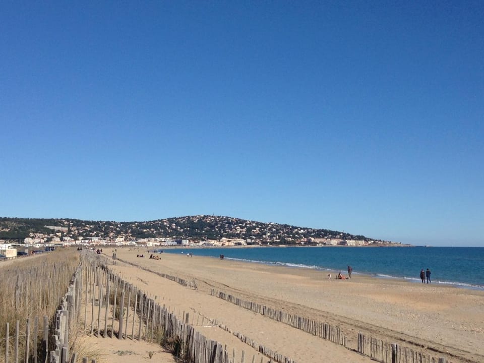 Studio lumineux proche plage avec parking privé - FR-1-338-358 Apartment in Occitanie