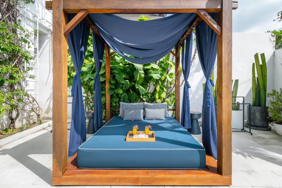 Luxe 5 Bed, Sleeps 10, Butler, Walk to ShopsCafe Villa in North Kuta