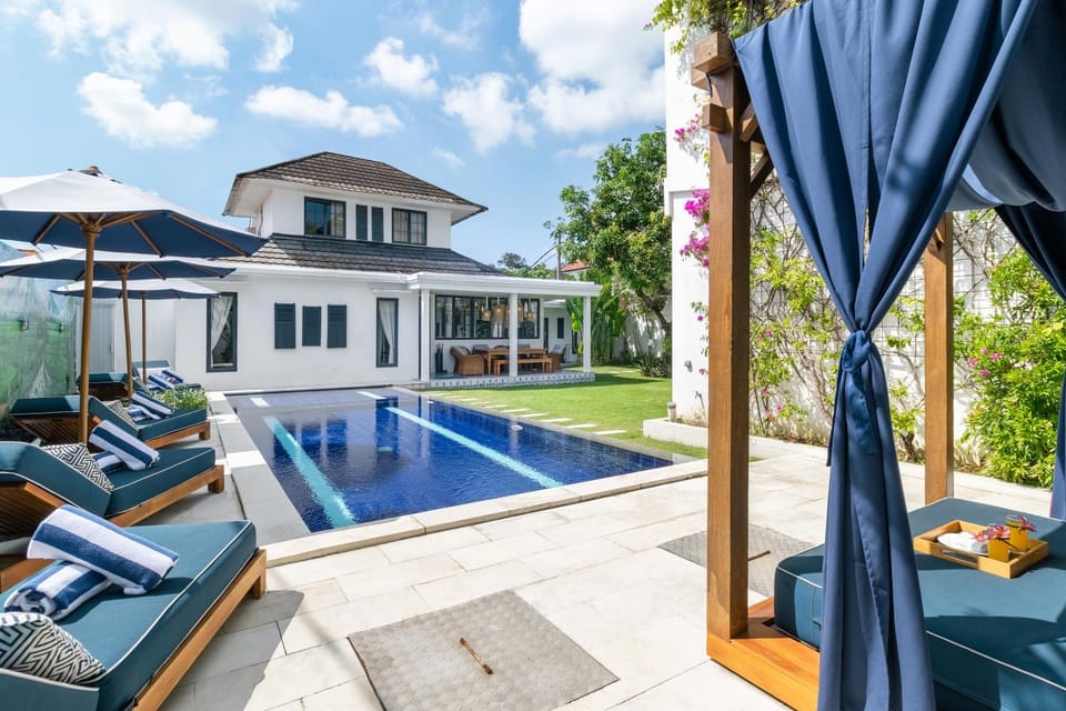 Luxe 5 Bed, Sleeps 10, Butler, Walk to ShopsCafe Villa in North Kuta