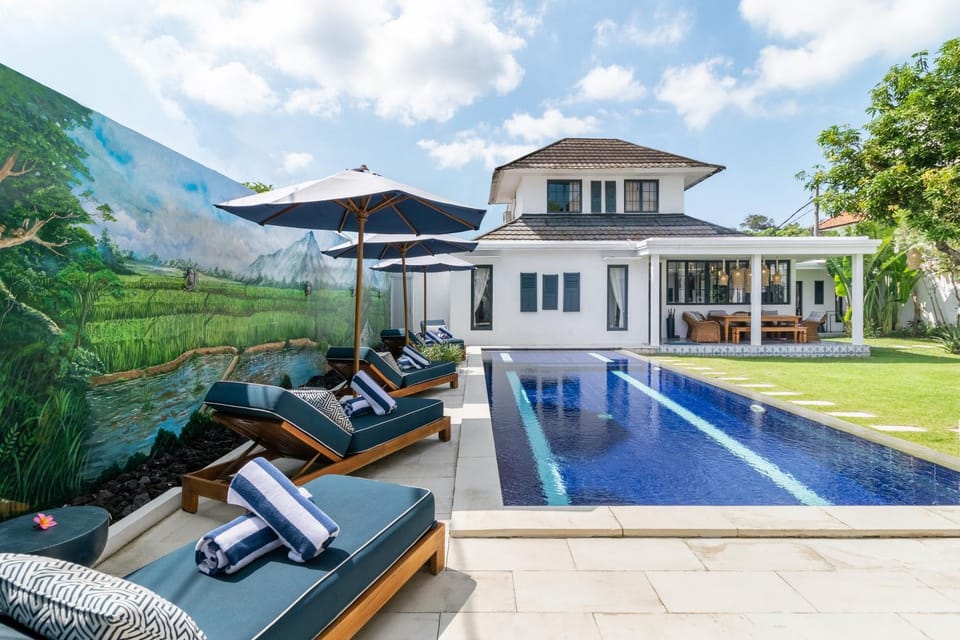 Luxe 5 Bed, Sleeps 10, Butler, Walk to ShopsCafe Villa in North Kuta