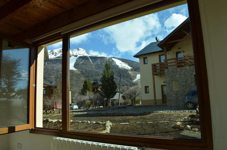 Spring, Day, Dining area, Mountain view