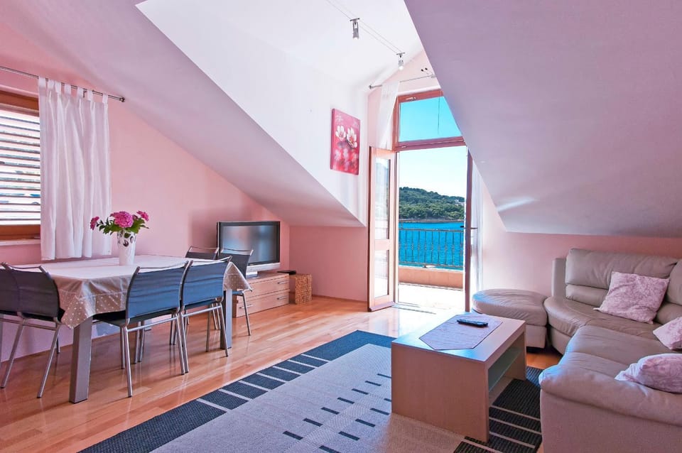 Communal lounge/ TV room, Balcony/Terrace, Living room, Seating area, Dining area