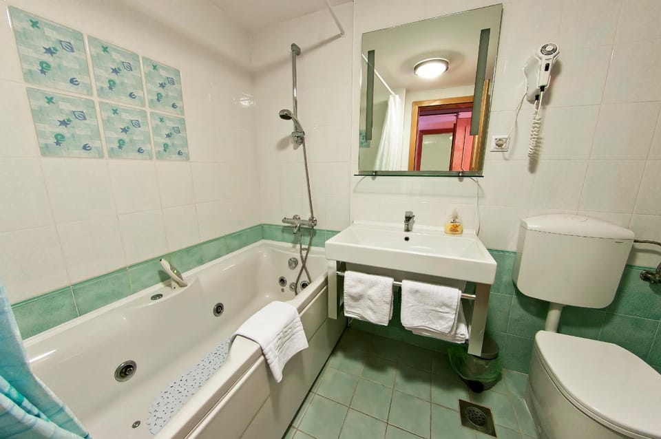 Shower, Toilet, Bathroom, Bath