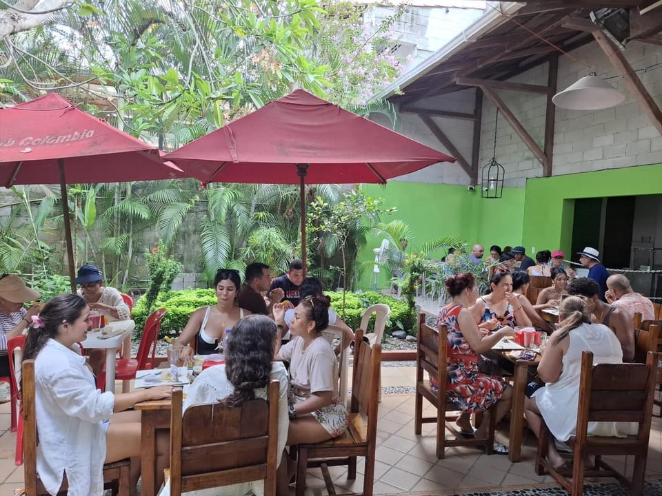 Restaurant/places to eat, People, Food and drinks, Guests, group of guests