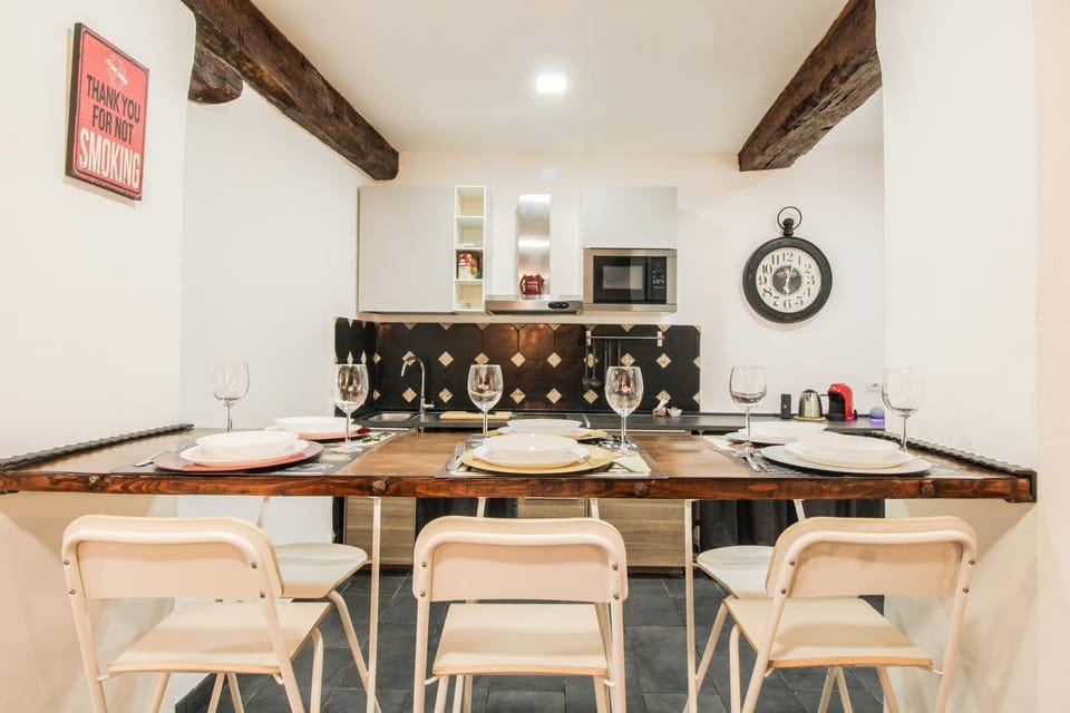 Kitchen or kitchenette, Food and drinks, Dining area