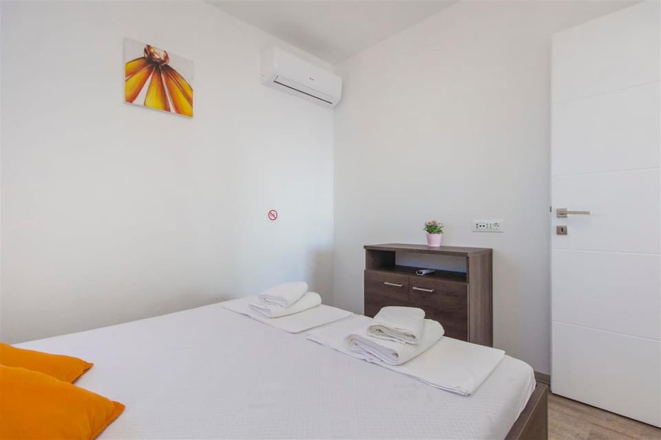 Bedroom, air conditioner