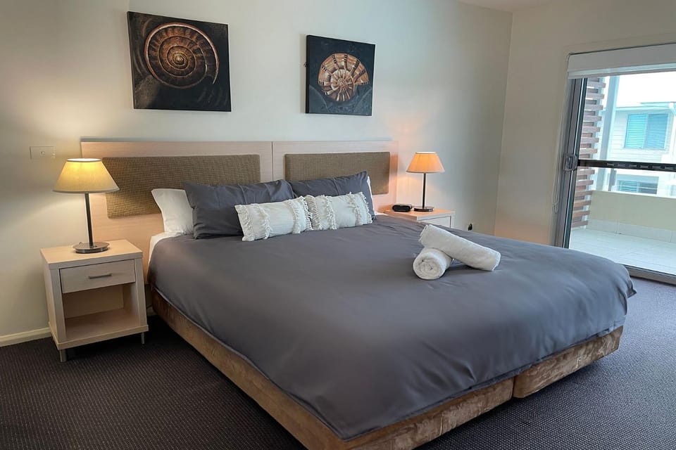 Pacific Blue 245-265 Sandy Point Rd - Dual Key Access, air conditioned unit with resort facilities and linen supplied Apartment in Corlette