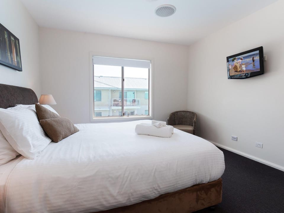 Pacific Blue 245-265 Sandy Point Rd - Dual Key Access, air conditioned unit with resort facilities and linen supplied Apartment in Corlette
