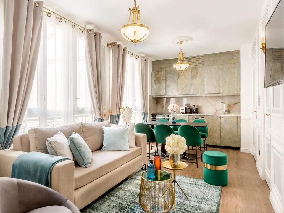 Coffee/tea facilities, Kitchen or kitchenette, Living room, Seating area, Dining area