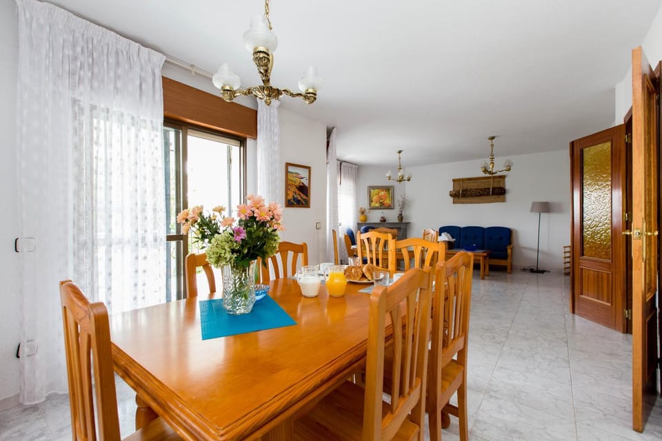 Living room, Photo of the whole room, Seating area, Dining area