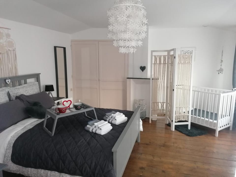 Bedroom, cot