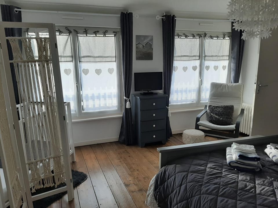 Seating area, Bedroom, cot