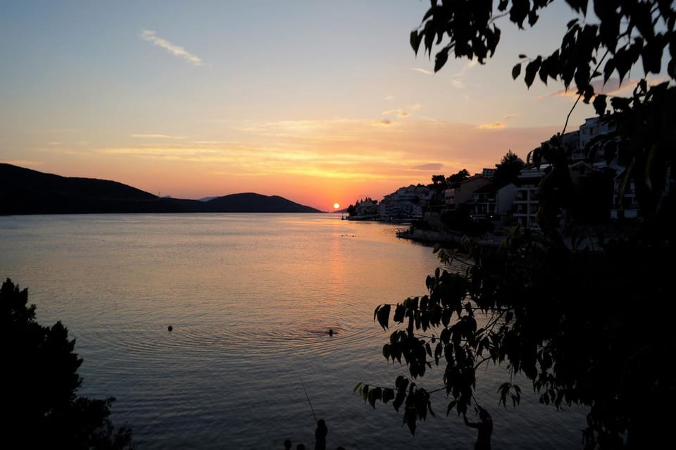 Neighbourhood, Natural landscape, Beach, Sea view