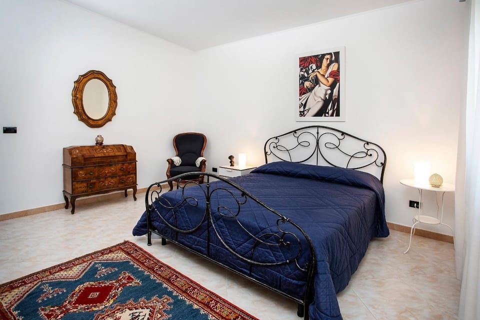 Photo of the whole room, Bedroom
