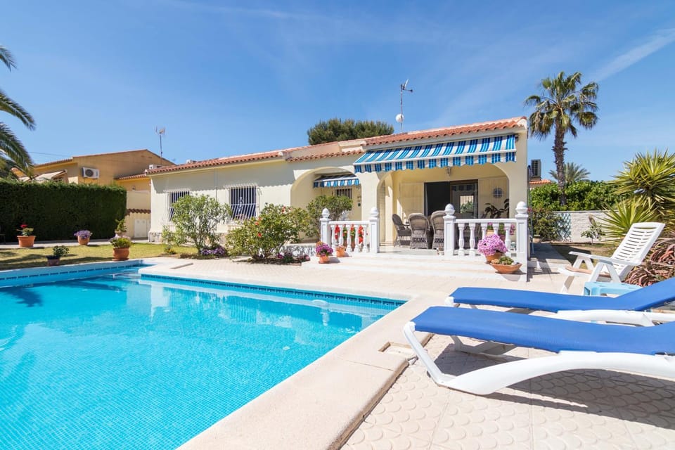 Day, Pool view, Swimming pool, sunbed