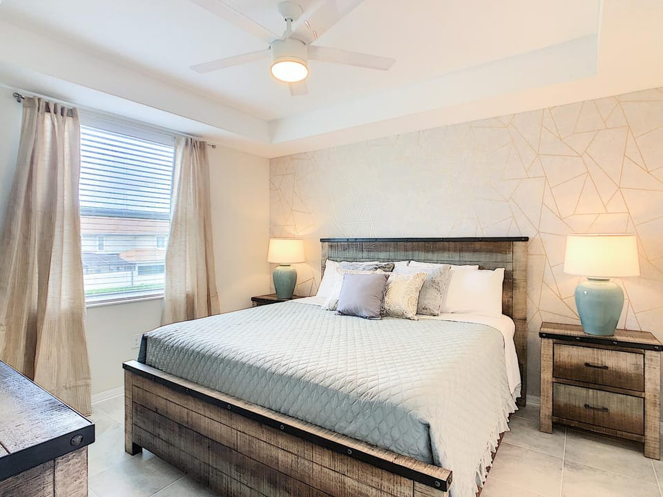 Modern Lakeside 2BR with Console & Waterpark House in Kissimmee