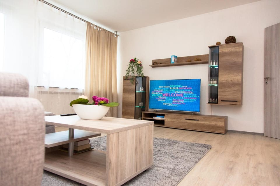 TV and multimedia, Living room, Seating area, Evening entertainment