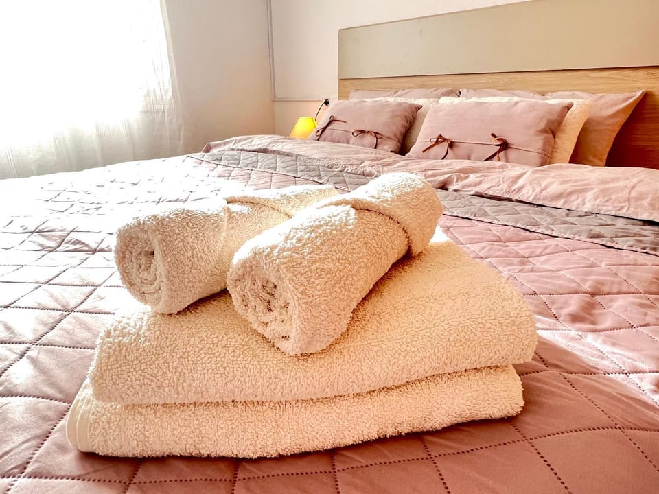 Bed, towels
