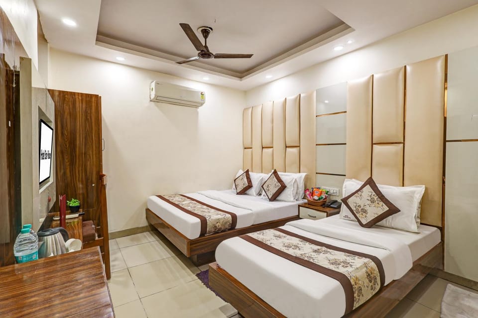 Bed, TV and multimedia, Photo of the whole room, Bedroom, fireplace, towels, wardrobe, air conditioner