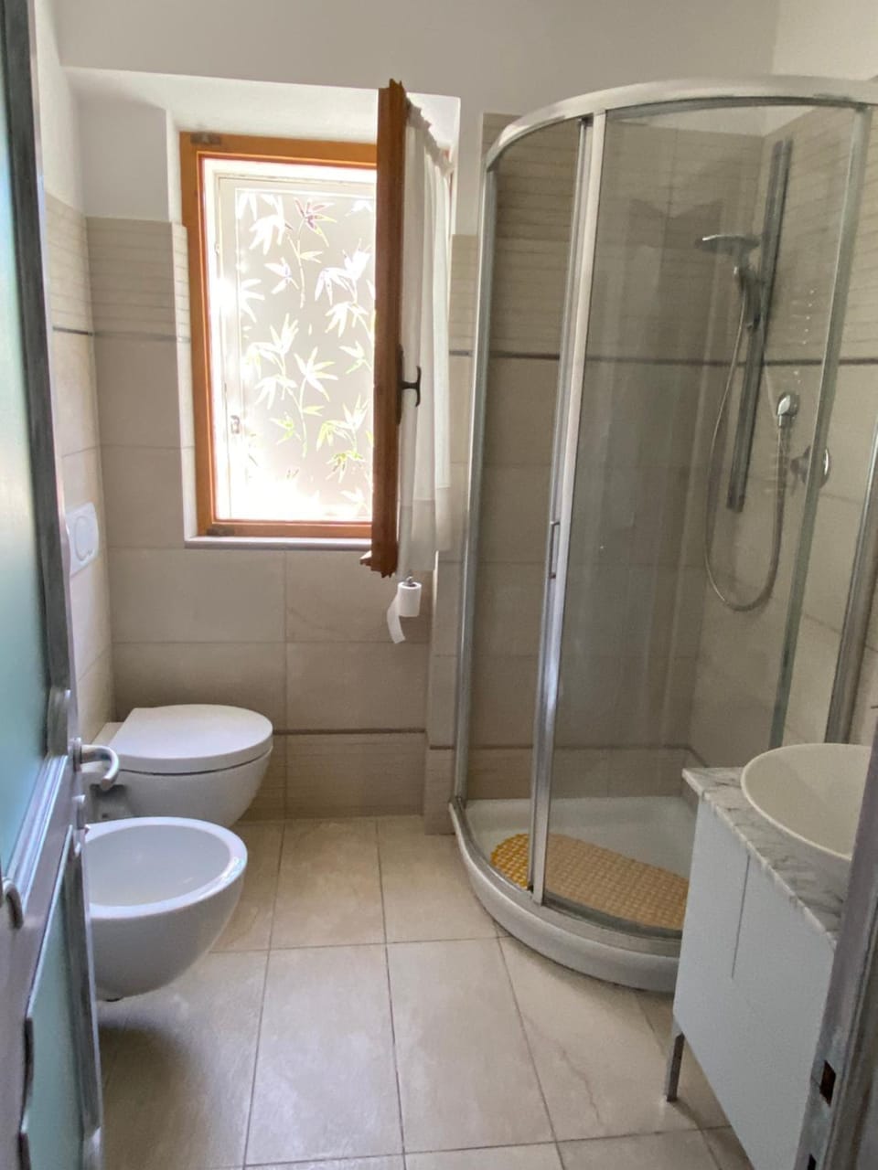 Shower, Toilet, Bathroom, bidet, towels