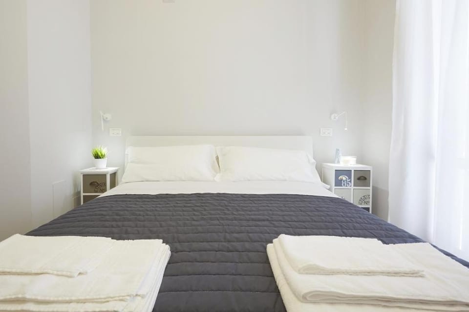 Photo of the whole room, Bedroom, towels