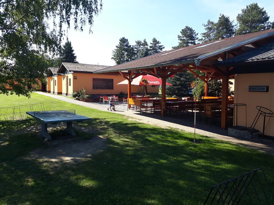 Restaurant/places to eat, Neighbourhood