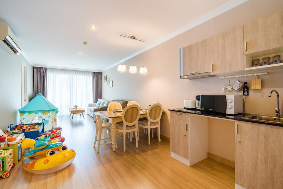 Kitchen or kitchenette, Living room, Food and drinks, Seating area, Dining area, minibar, stove, toaster