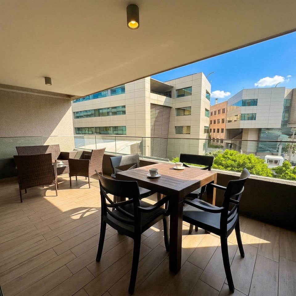 A pasos de Clinica - Parking - Cama King - Wifi Apartment in Las Condes