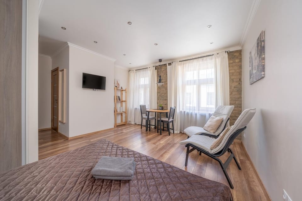 Bed, TV and multimedia, Living room, Seating area