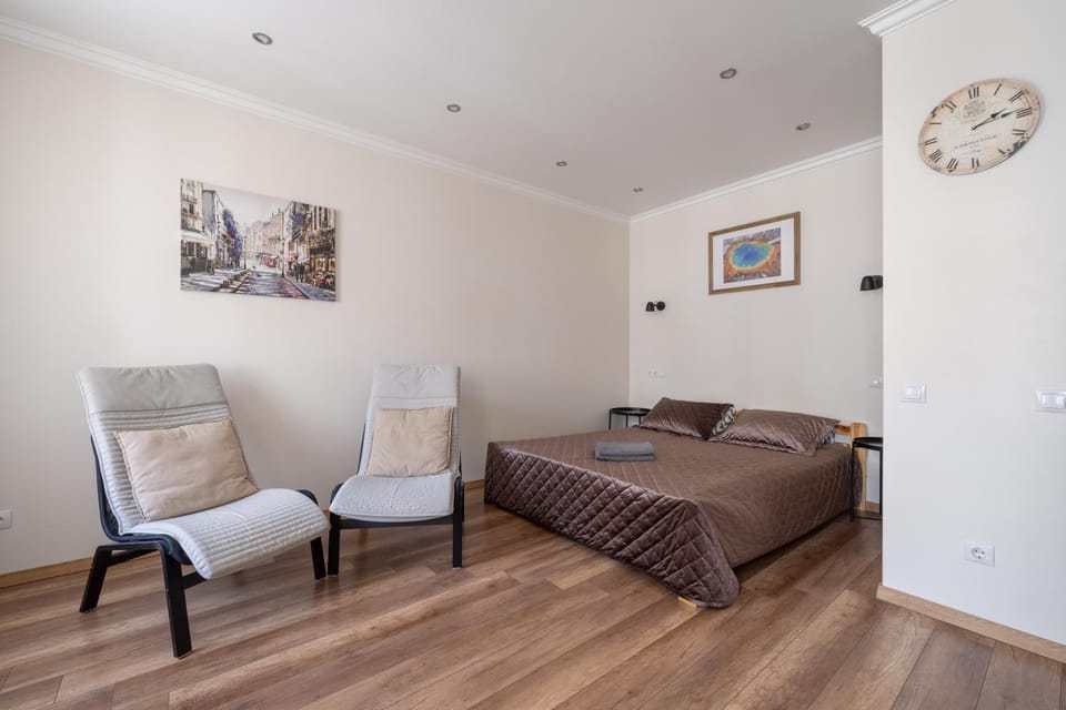 Bed, Living room, Photo of the whole room, Seating area