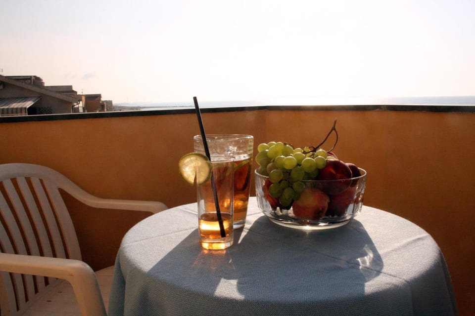 Balcony/Terrace, Food and drinks, Food, Drinks